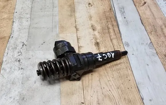 Seat Alhambra (Mk1) Fuel injector 038130073F
