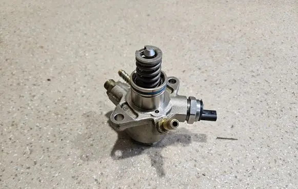 Audi A8 S8 D4 4H Fuel injection high pressure pump 079127025T