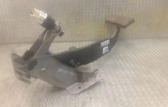 Mitsubishi Pajero Brake pedal