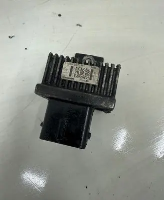 Mercedes-Benz A W176 Glow plug pre-heat relay 110678071