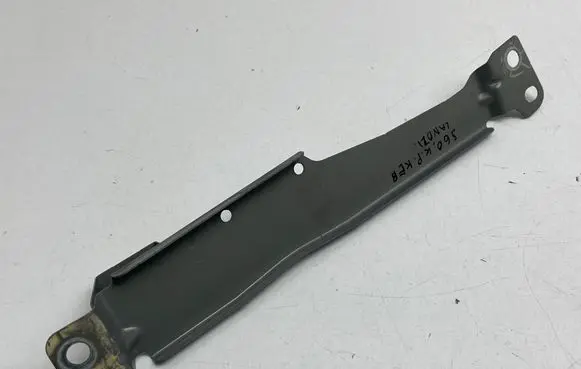 Volvo S60 Fender mounting bracket 31468233 B0Q9CD