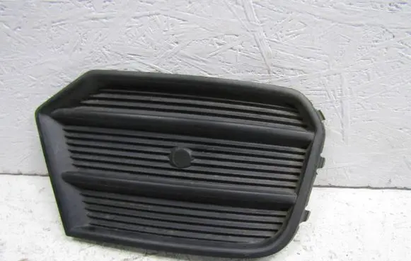 Audi Q3 8U Front bumper lower grill 8U0807682J