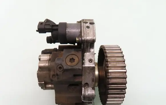 Volvo S40, V40 Fuel injection high pressure pump 8200055072 0445010031