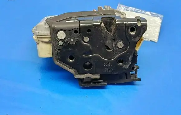 Volkswagen PASSAT B5.5 Front door lock 3C1837015A