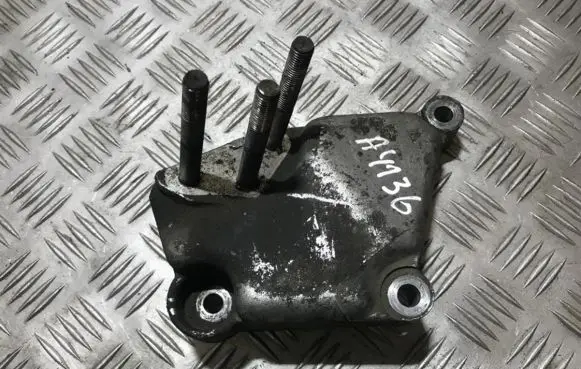Volvo S40, V40 Engine mounting bracket 30611139