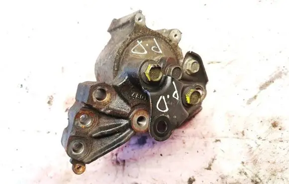Honda CR-V Engine mount bracket