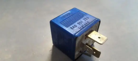 Volkswagen PASSAT B5.5 Other relay 8A0951253 899587