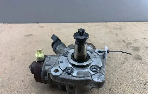 BMW X3 F25 Fuel injection high pressure pump 13517824476 7824476 13518597821