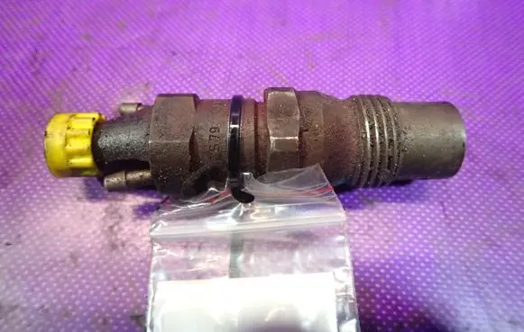 Volkswagen Golf III Fuel injector 068130202F