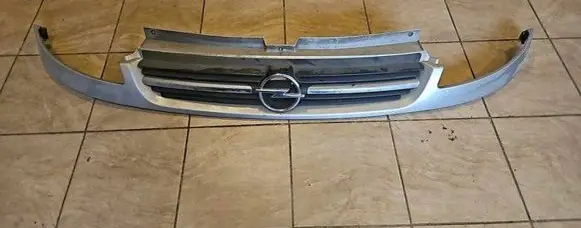 Opel Vivaro Front bumper upper radiator grill 8200044873 525719854 91166765