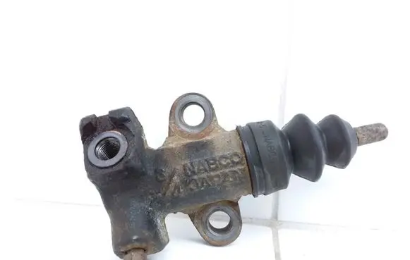 Clutch slave cylinder