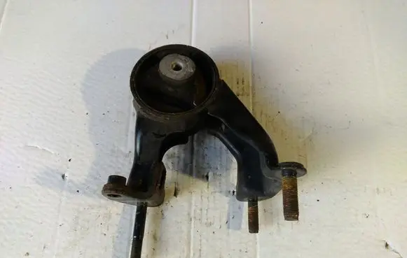Toyota Avensis T250 Engine mount bracket