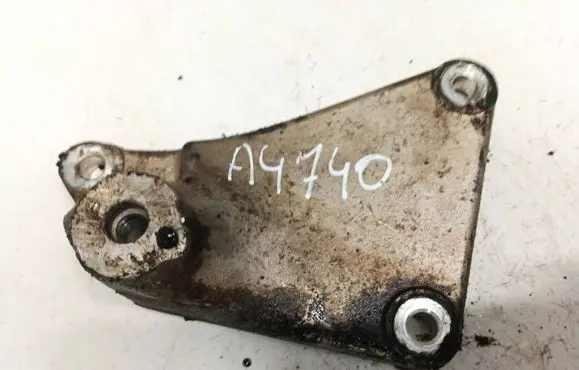 Engine mounting bracket