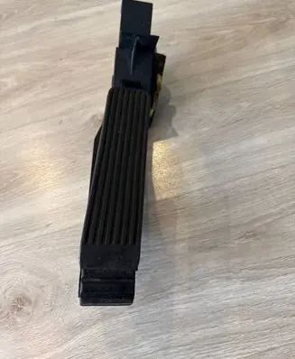 Mercedes-Benz CLS C219 Accelerator throttle pedal A2033010001 2033010001