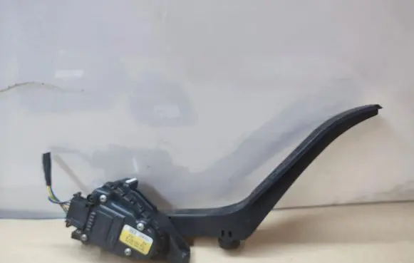 Volkswagen Touareg I Accelerator throttle pedal 7L0723507B