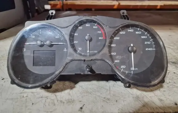 Speedometer (instrument cluster)
