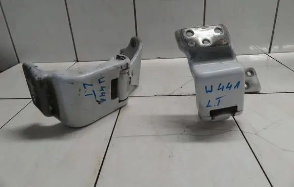 Mercedes-Benz Vito Viano W447 Loading door lower hinge A4477400137