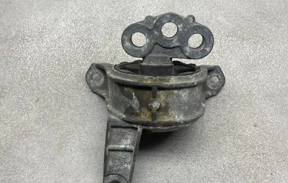 Engine mount bracket