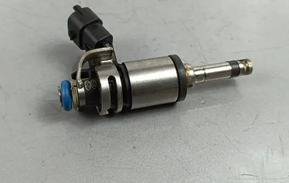 Hyundai Tucson LM Fuel injector 261500100