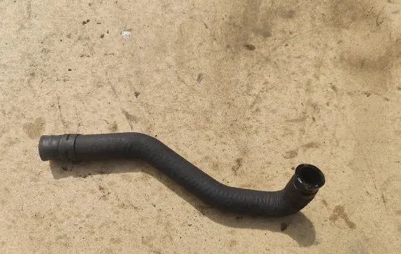 Engine coolant pipe/hose