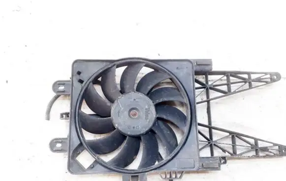 Radiator cooling fan shroud