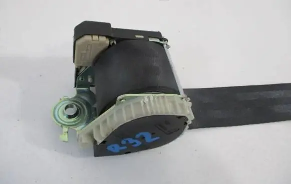 Renault Twingo II Front seatbelt 33059466