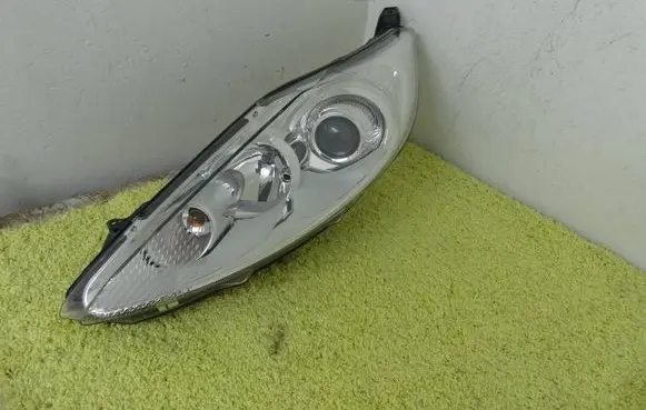 Ford Fiesta Headlight/headlamp 8A6113W030CF