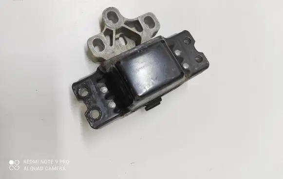 Volkswagen PASSAT CC Engine mount bracket 3CO199555