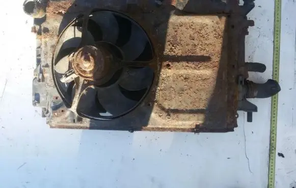 Radiator cooling fan shroud
