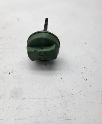 Volkswagen PASSAT B5 Power steering tank cap 8D0422361C