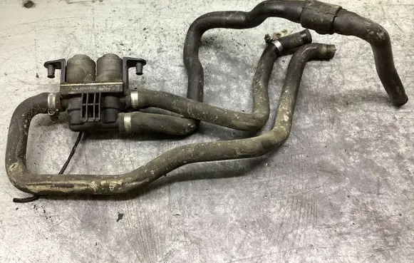 BMW 5 E39 Coolant heater control valve 1147412137 8374995