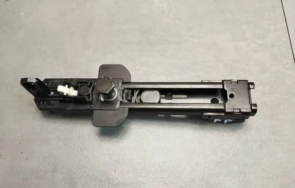 Audi Q7 4L Seat belt adjustment motor 8E0857833F