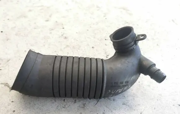 Skoda Superb B5 (3U) Air intake hose/pipe 8D0129615K