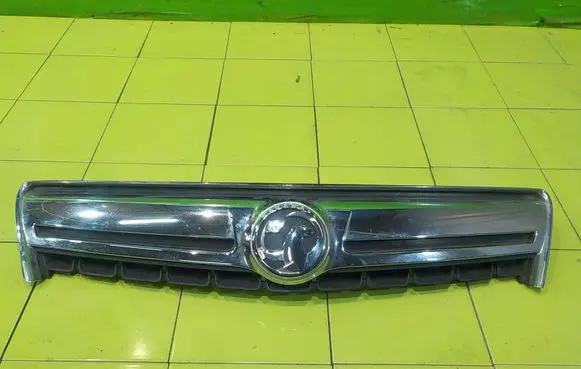 Opel Antara Front bumper upper radiator grill 25983424