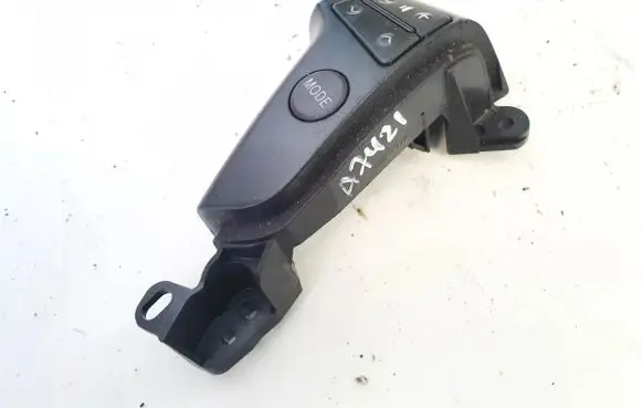 Toyota Avensis T250 Steering wheel buttons/switches 75b596