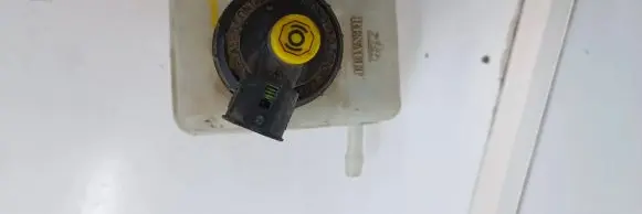 Brake fluid reservoir