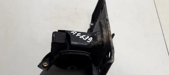 Toyota Verso Engine mount bracket