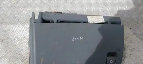 Peugeot 406 Glove box