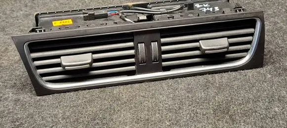 Audi A4 S4 B8 8K Dash center air vent grill 8T1820951E