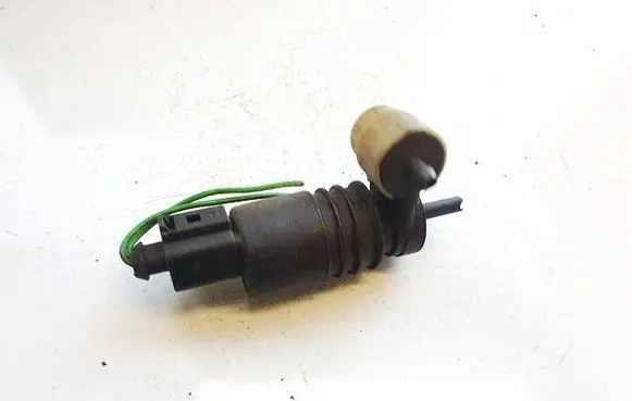 Volkswagen PASSAT B5 Windscreen/windshield washer pump 1j0973722