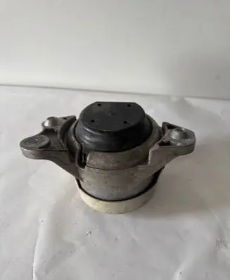 Mercedes-Benz C W205 Engine mount bracket A2132402200 ZGS002