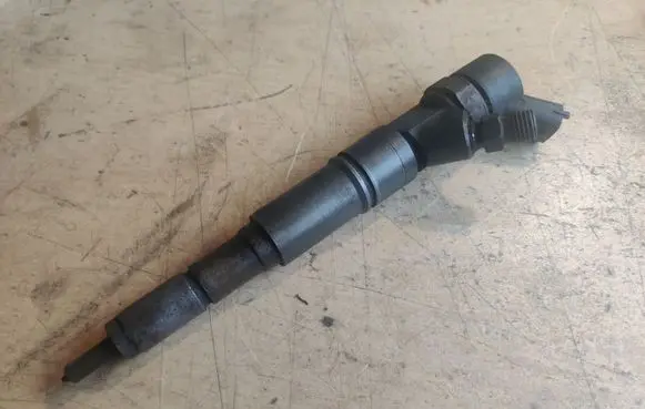 BMW 5 E39 Fuel injector 7785985 0445110048