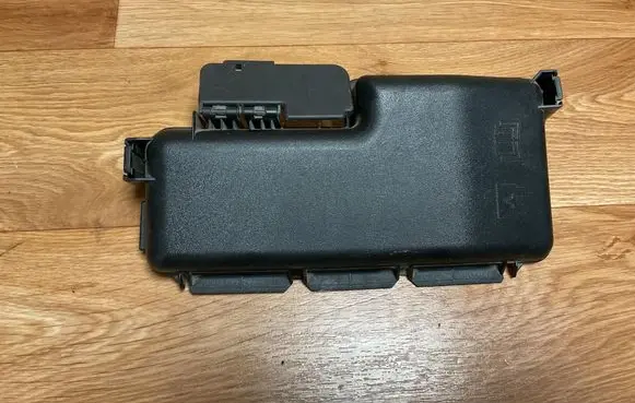 Volvo V70 Fuse box cover 30728133