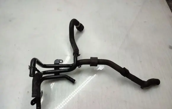 Volkswagen Golf VII Engine coolant pipe/hose 04L121064A