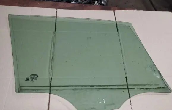 Jeep Renegade Front door window glass four-door 52024159