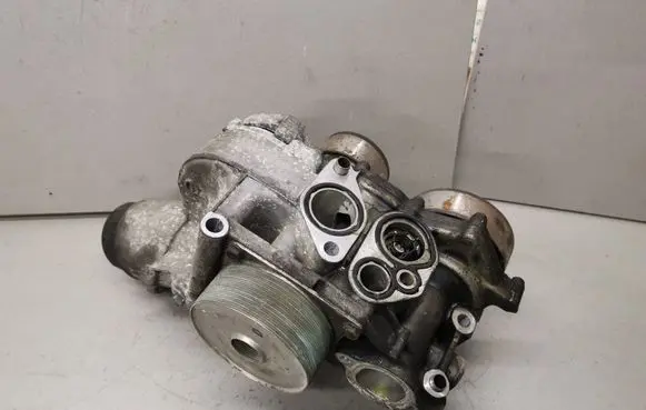 Oil filter mounting bracket