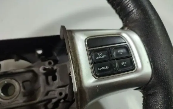 Fiat Freemont Steering wheel buttons/switches 28297095