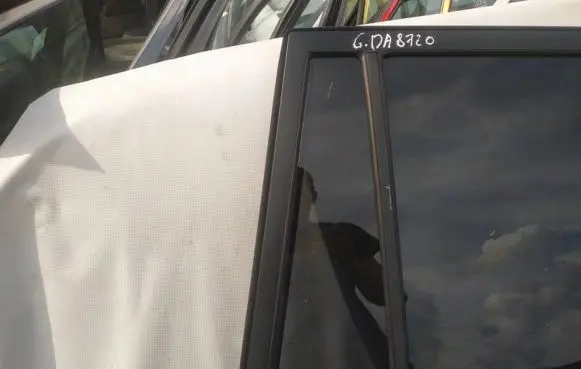 Toyota Land Cruiser (J100) Rear vent window glass as2