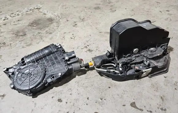 BMW X6 E71 Rear door lock 7167587