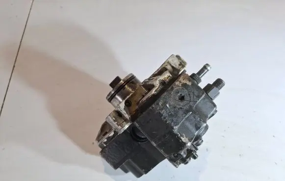 Volvo S60 Fuel injection high pressure pump 8689590